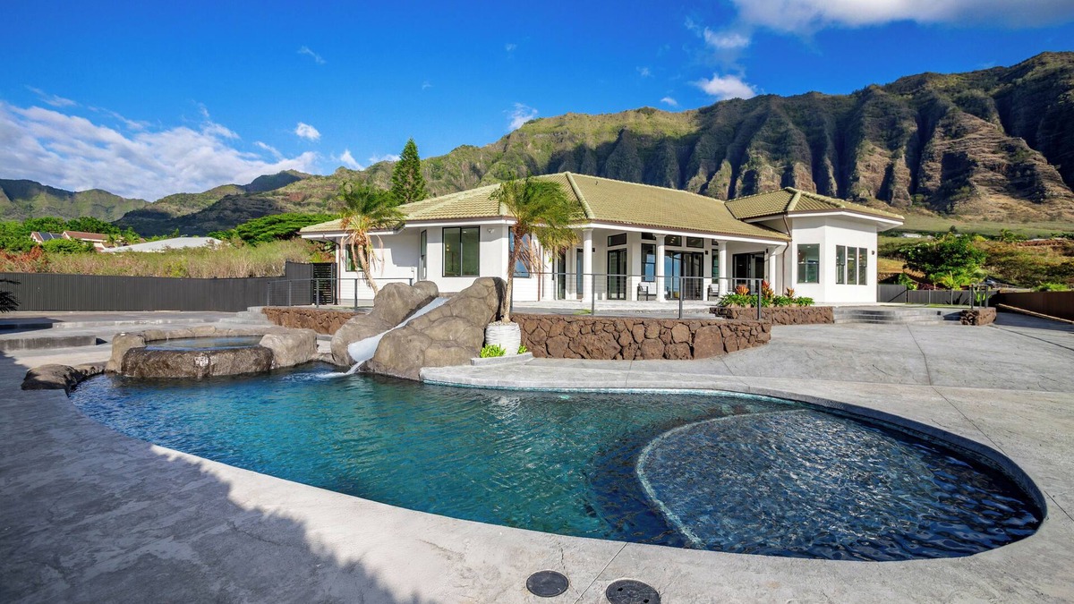 Makaha Valley House | The waterfall estate at Maunaolu