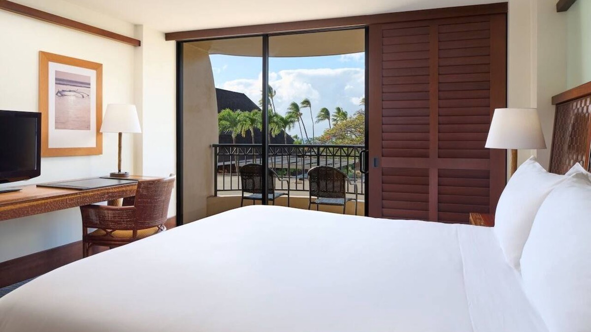 Kaanapali Hotel | Tower Partial Ocean View King at Royal Lahaina Resort