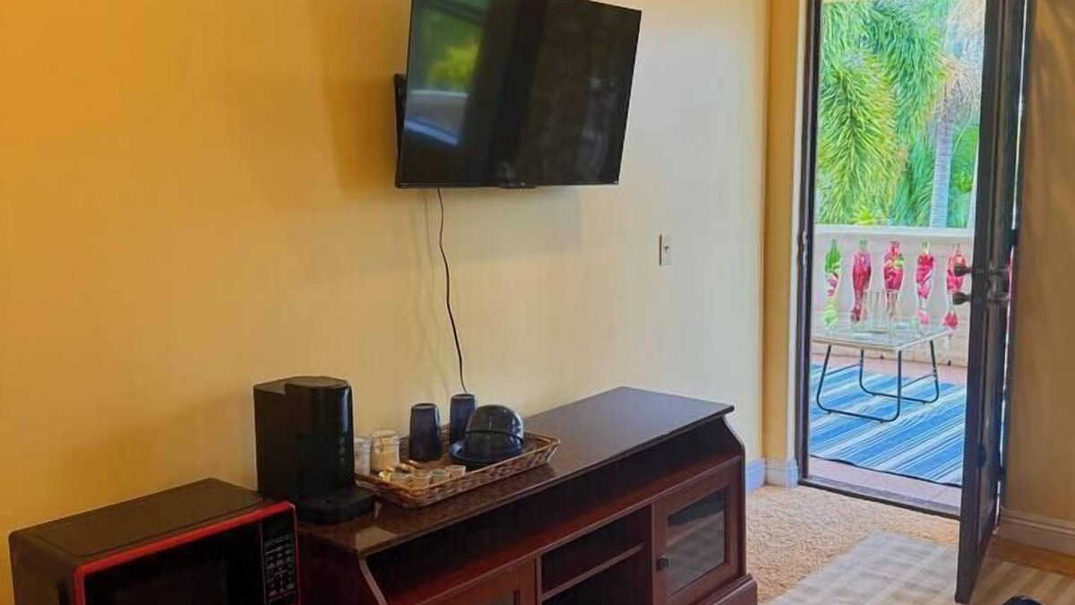 Hakalau Apartment | Tropical 1BR Hideaway w/Balcony near surf Beaches