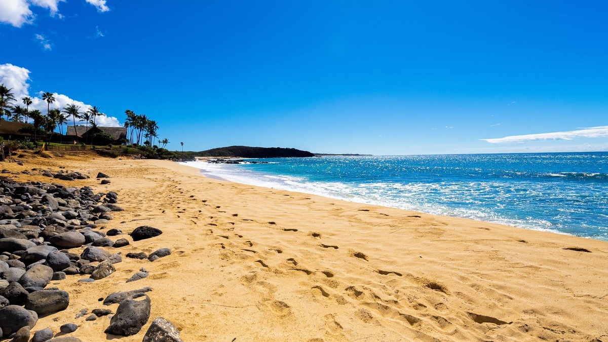 Maunaloa Condo | Tropical condo with wraparound lanai, quiet beaches, pool access, & W/D