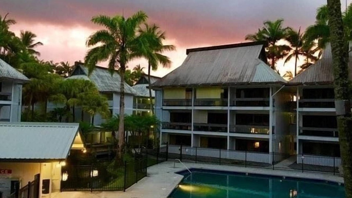 Hilo Apartment | Tropical Garden Condo with Pool Kitchen, and AC