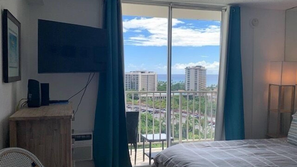 Waikiki Apartment | Tropical Paradise Getaway Ocean & Lush Tropical Views Pool, BBQ & WI-FI Inn on the Park 1503