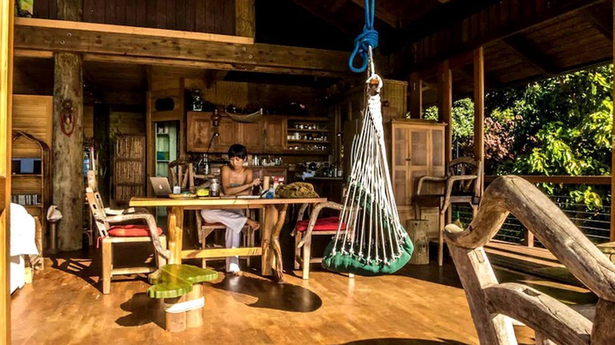 Pauwela House | Tropical Tree House-Style Loft Rental with Ocean Views in Haiku, Hawaii