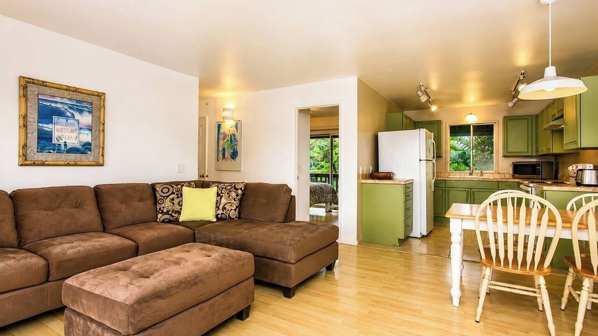 Pauwela Apartment | Two Balconies Full Kitchen + Parking