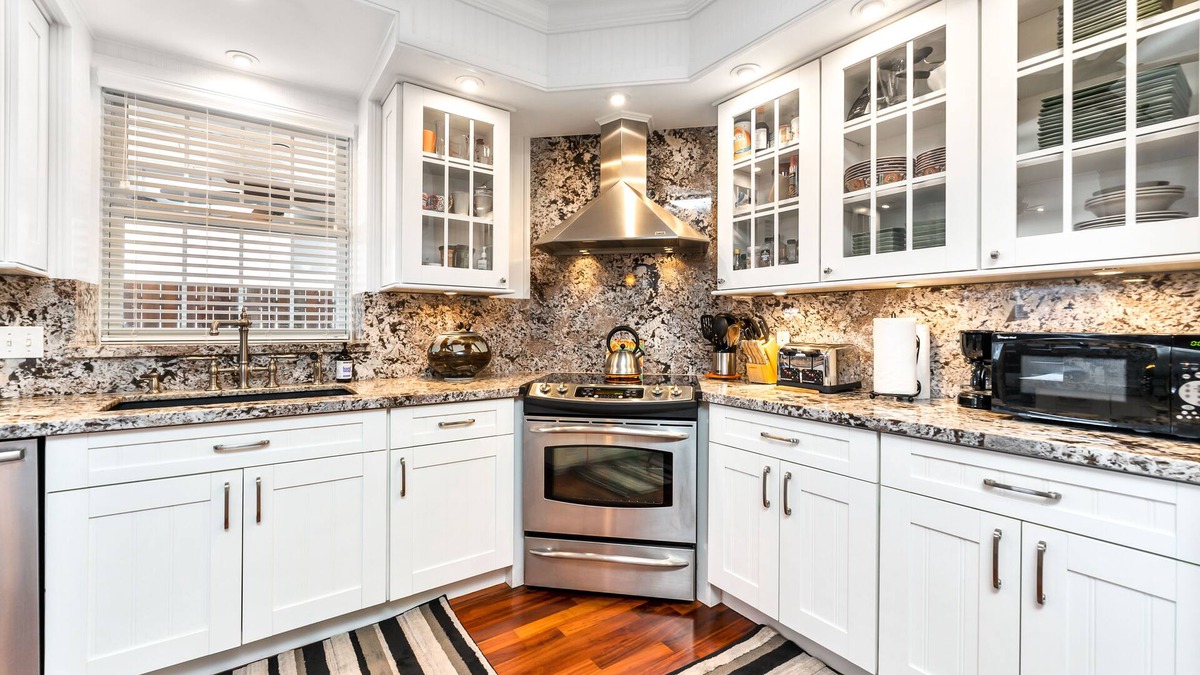 Diamond Head - Kapahulu - St. Louis House | Upgraded home with large lanai, Diamond Head view, & AC - walk to Waikiki