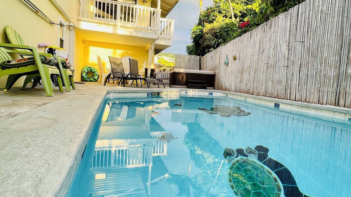 Kahaluu Bay House | Upgraded Spacious 5-bedroom with AC, Private Pool/Spa next to Magic Sand beach