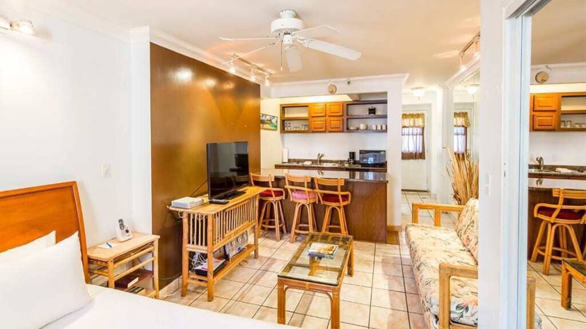 Waikiki Condo | Upgraded w/Kitchenette, WiFi, AC+Direct Sundeck Access–Waikīkī Grand #1003