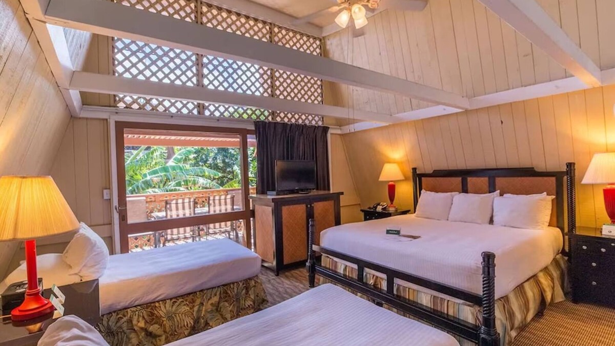 Kaunakakai House | View Room w/Seating Area, Pool w/Stunning Ocean Backdrop