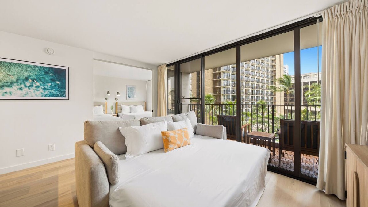 Waikiki Condo | Waikiki Banyan: 1 BD, Parking, AC, Unit Wash/Dryer