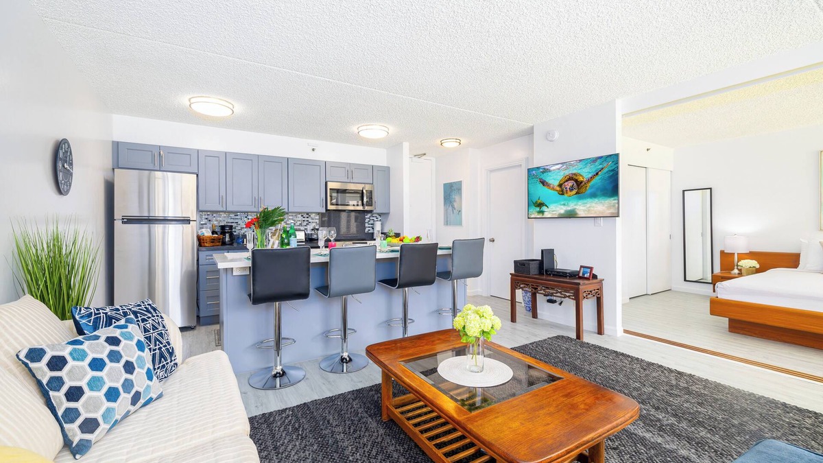 Waikiki Apartment | Waikiki Banyan Condo w/King Bed & Parking, Near Beach