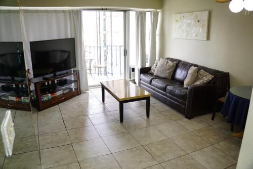 McCully - Moiliili Apartment | Waikiki condo 2 bedroom FREE parking 4beds
