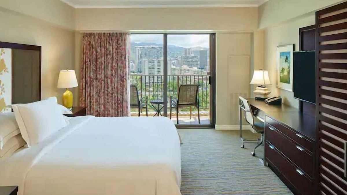 Waikiki Hotel | Waikiki | Couples Lagoon Stay | Pool + Spa