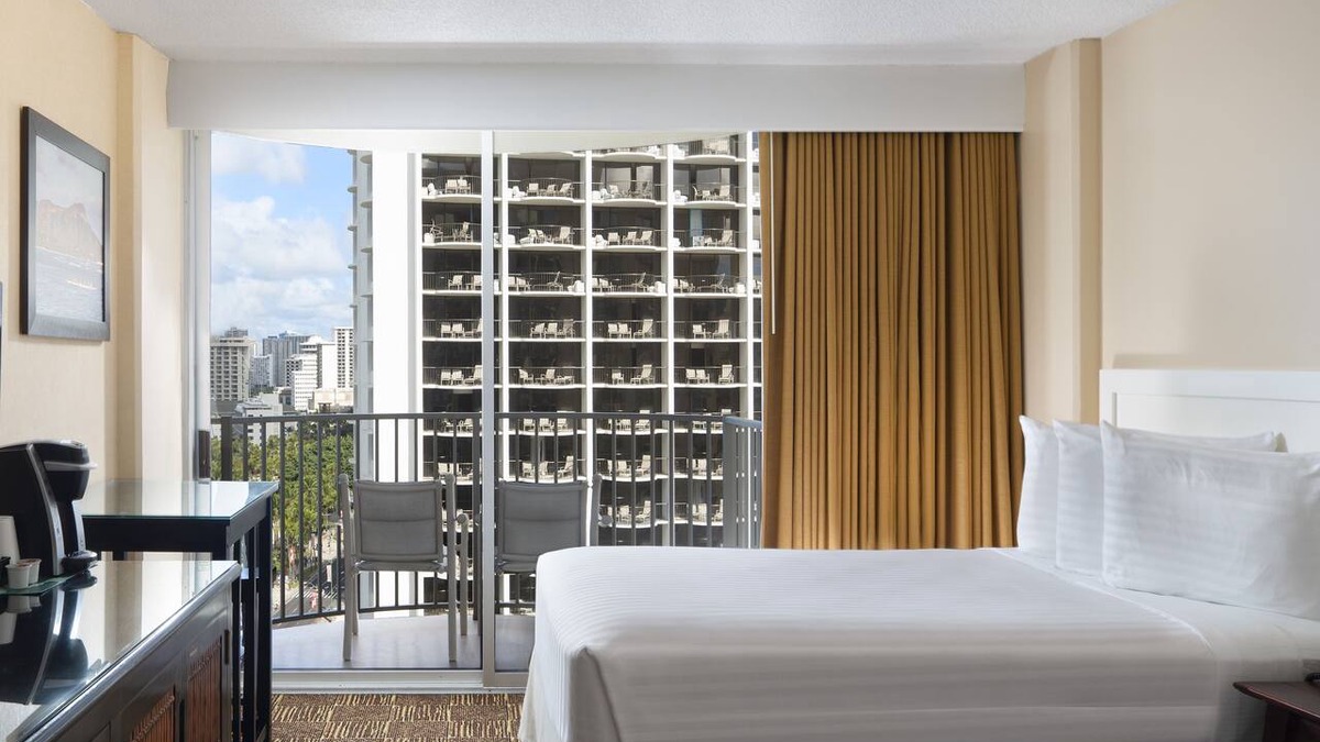 Waikiki Hotel | Waikiki Getaway! Private Balcony, Parking! Close to Honolulu Zoo & Kuhio Beach!