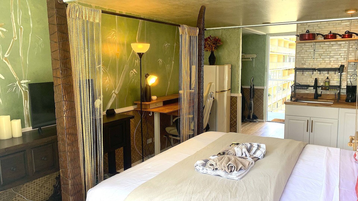Waikiki Hotel | Waikiki Living, 4 blocks from surf, mountain views, king size bed and office!