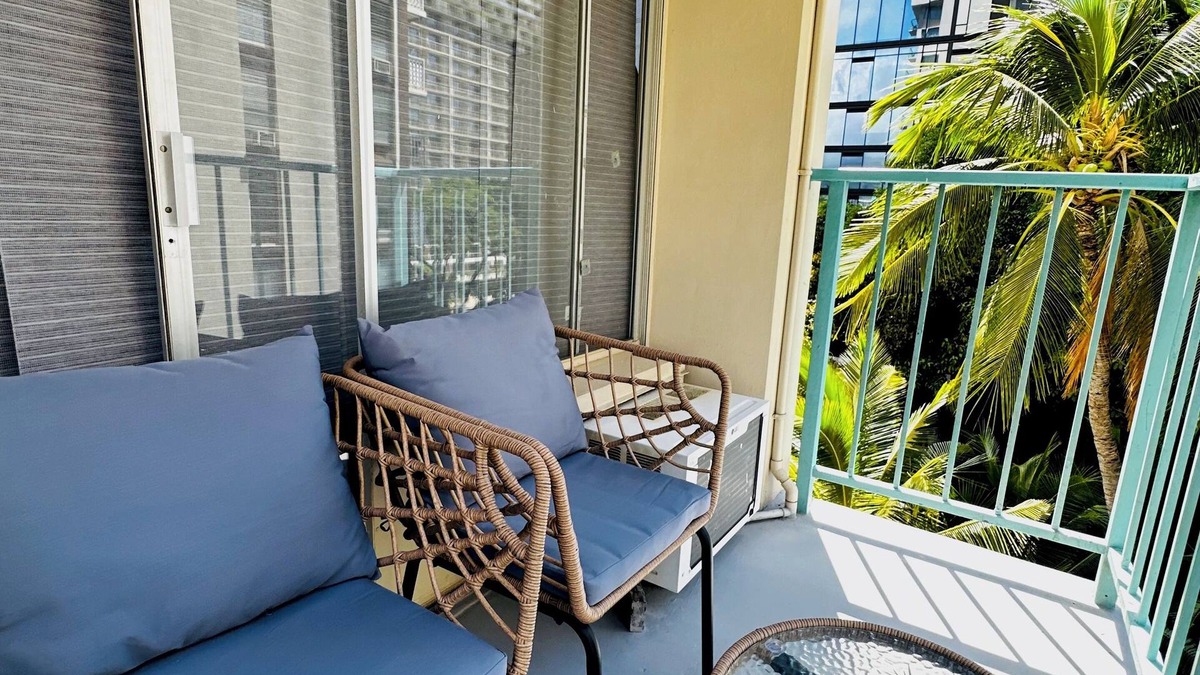 Waikiki Condo | Waikiki Oasis Steps to Beach Pool Lanai Modern Studio Sleeps 4
