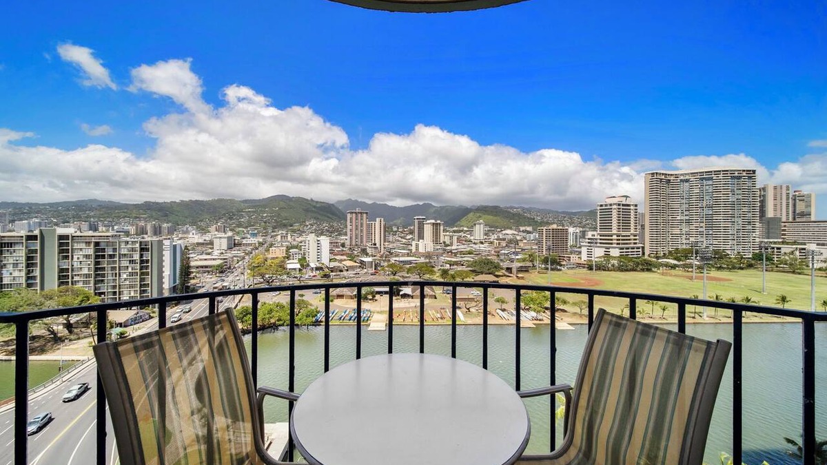 Waikiki Apartment | Waikiki Ocean Fantasy/Free Parking/Beach Supply