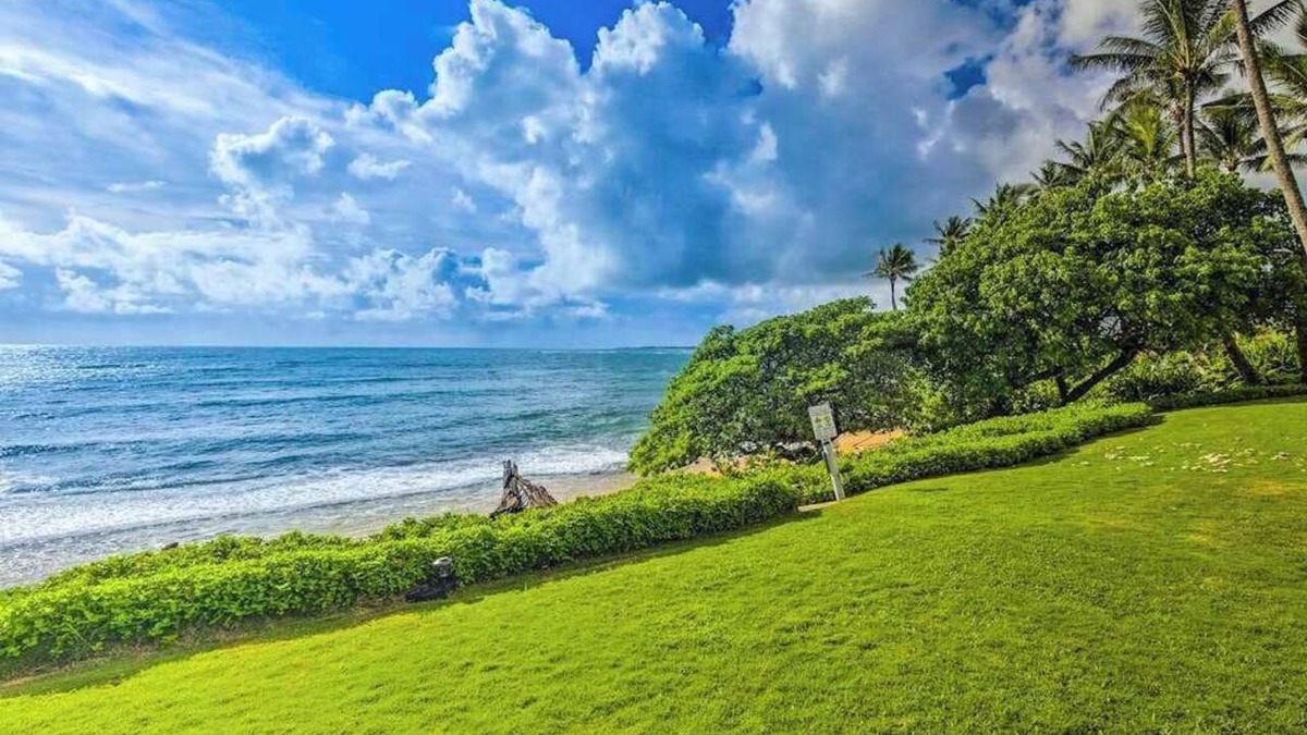 Wailua House Lots Condo | Wake to Ocean Views in This Breezy Kapaa Beachfront Studio