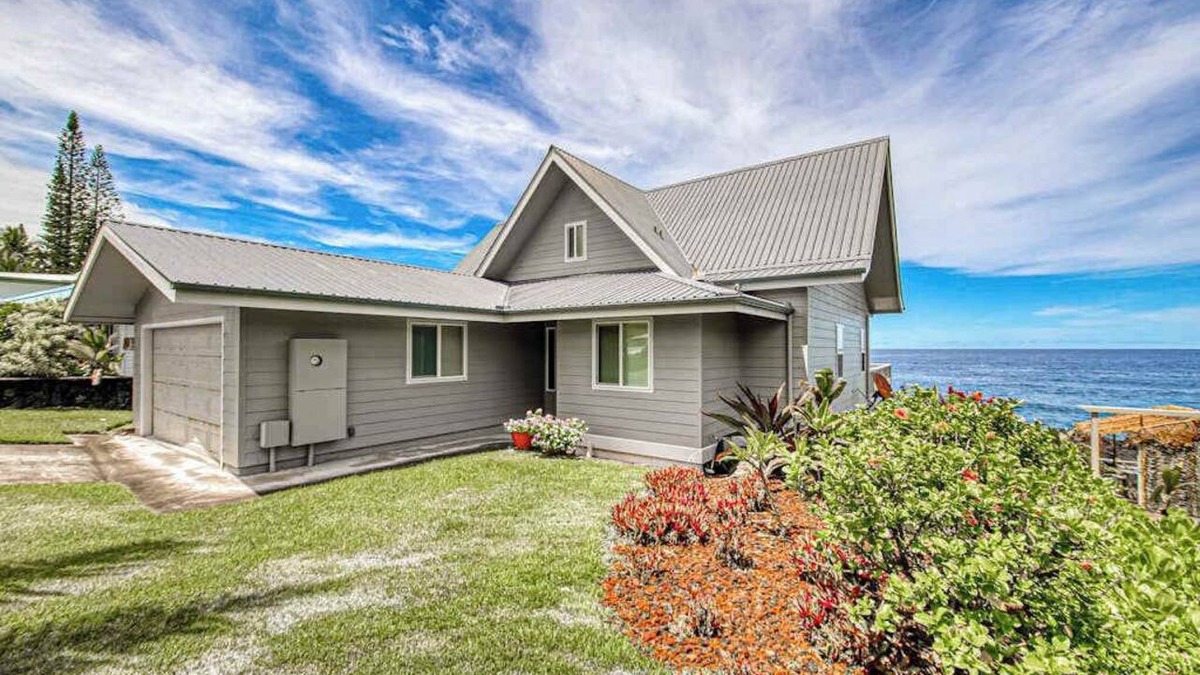 Kapoho House | Wake to Oceanfront Views on Your Pahoa Lanai