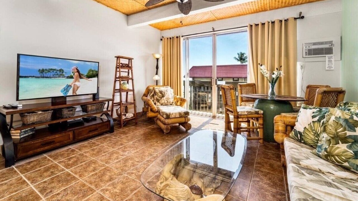 Historic Kailua Village Condo | Walk to Charming Kailua Village. Kailua Bay View. Lanai. AC. King Bed. Pool.