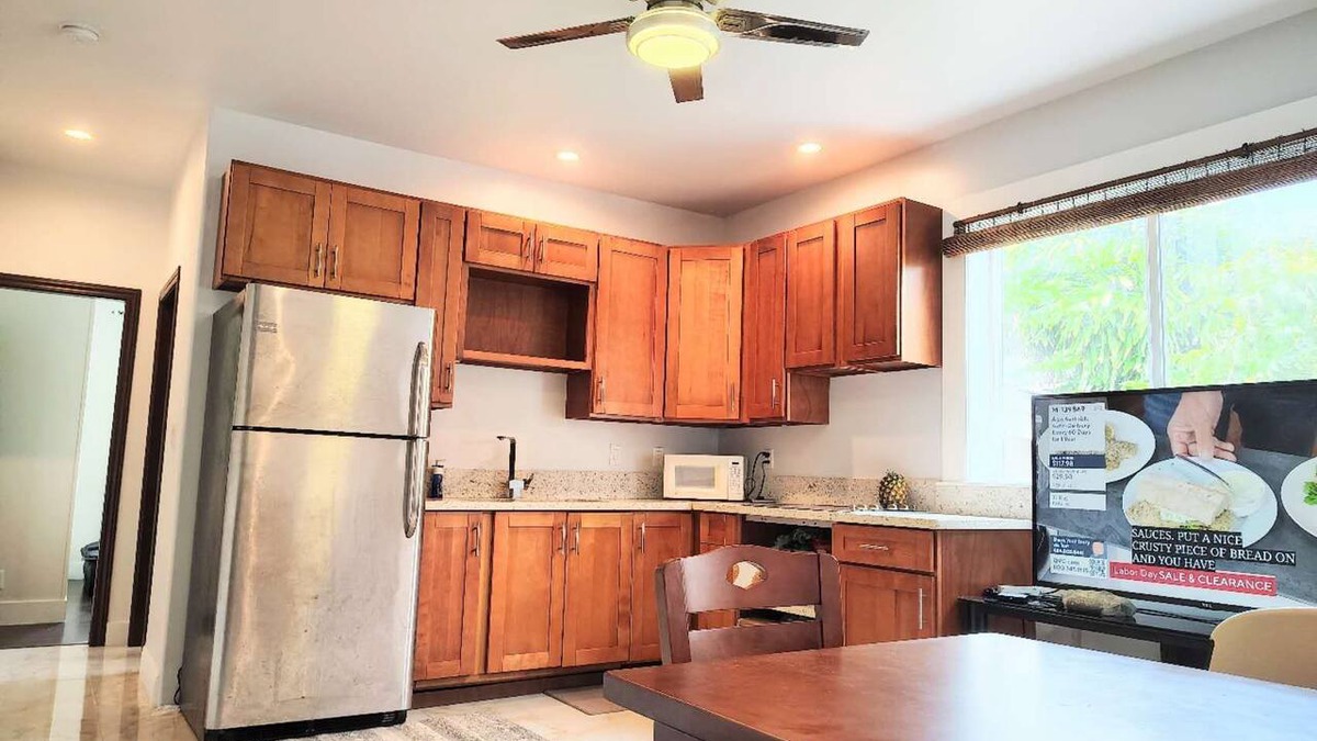 Waimanalo House | Walk to Waimanalo Beach- 450sf 1 Bedroom 1 Bath Downstairs