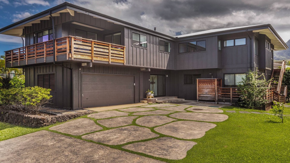 Hanalei House | Walking Distance to Hanalei bay with A/C, Hot Tub and Sauna