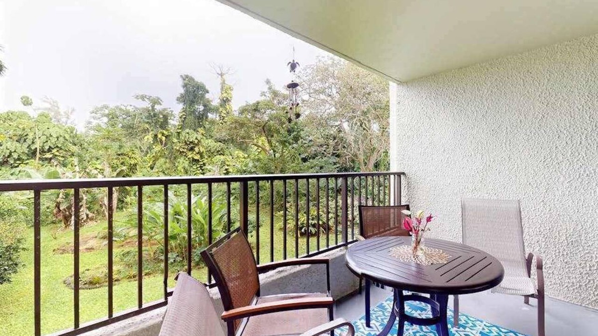 Hilo Condo | Waterfront Hilo Condo with Shared Pool, Fast WiFi & Full Kitchen