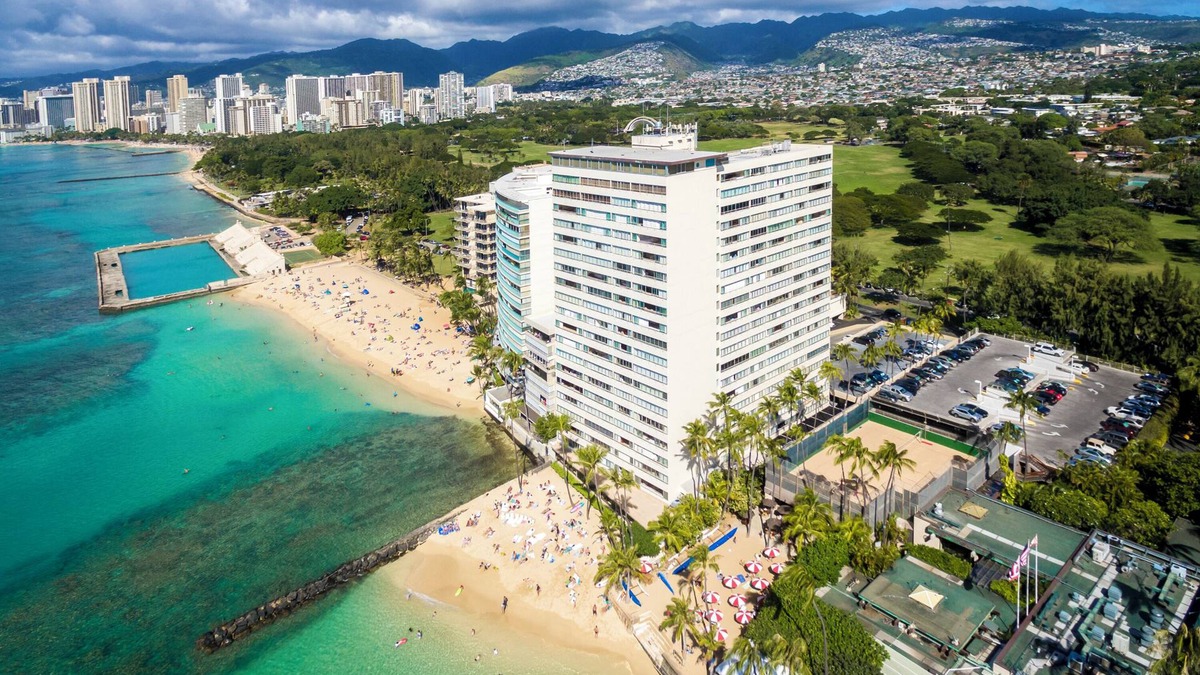 Diamond Head - Kapahulu - St. Louis Condo | Welcome to Colony Surf #301! Beautiful corner unit on the Gold Coast!