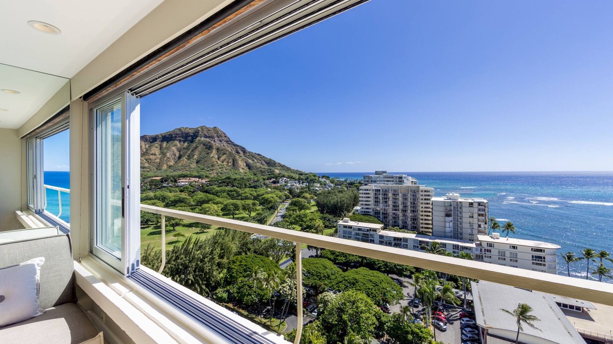 Diamond Head - Kapahulu - St. Louis Condo | Welcome To Unit #1806! Exquisitely Beautiful High Floor At The Colony Surf.