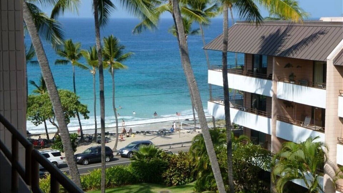 Kahaluu Bay Condo | White Sands Village #317-Top floor, Ocean Views, steps from Magic Sands Beach!
