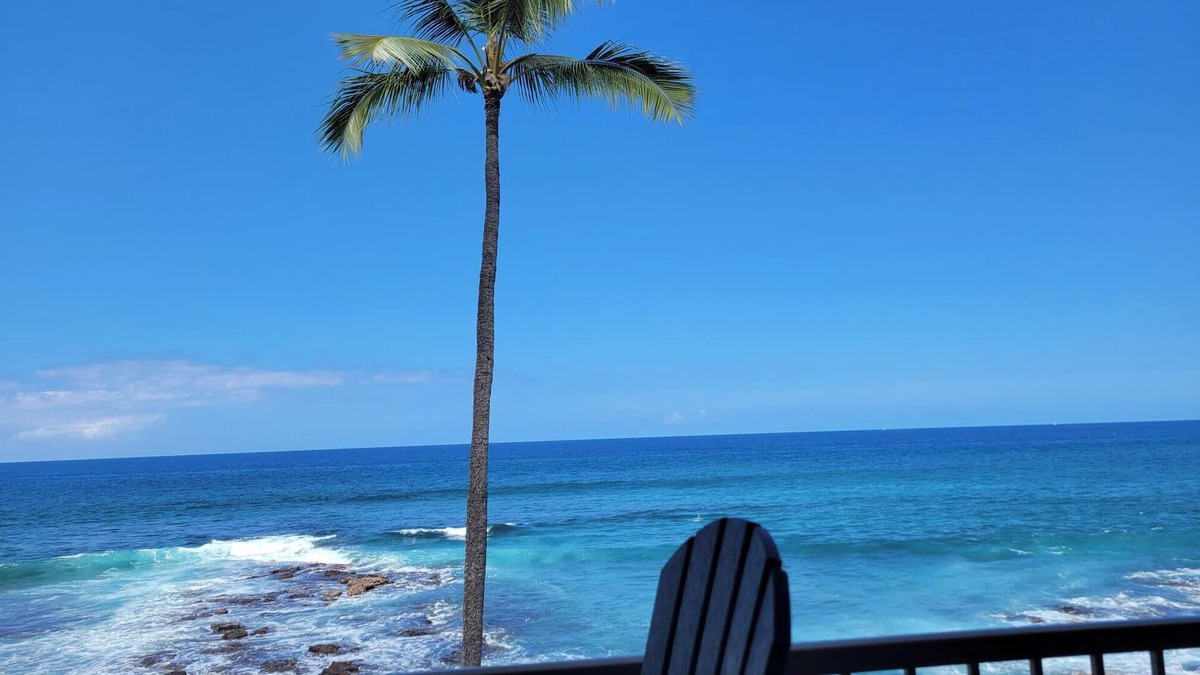 Historic Kailua Village Condo | WOW! GORGEOUS DIRECT OCEANFRONT Kona Reef Condo A25 Dual A/C 3rd Floor Remodeled