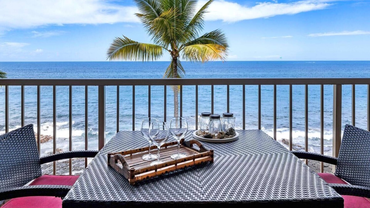 Historic Kailua Village Condo | WOW! Stunning Kona Reef Direct Oceanfront Condo-Top Floor, Gorgeous Sunsets, A/C