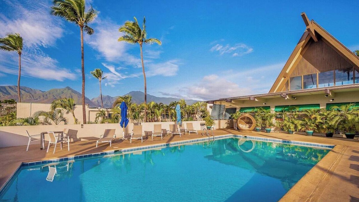 Kahului Hotel | Your Maui Adventure Starts Here | 4 Ocean View Units w/Outdoor Pool Access