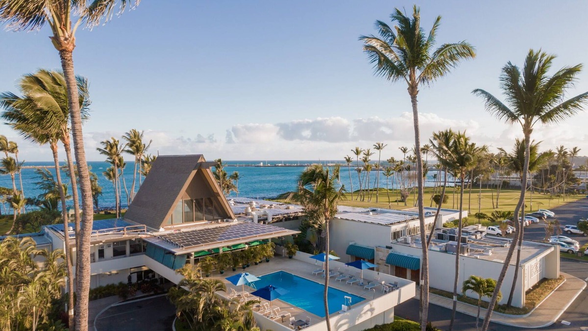 Kahului Hotel | Your Relaxing Getaway Awaits! Breathtaking Oceanfront Suite with Pool Privileges