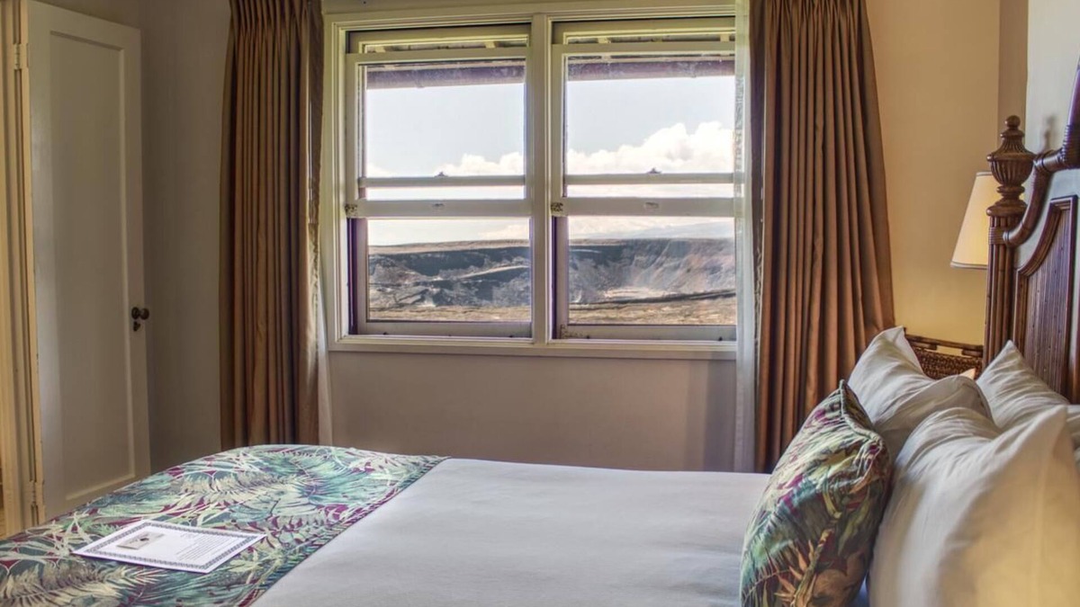 Volcano Hotel | Your Relaxing Getaway Awaits! Volcano Crater View King Unit, Free Parking!