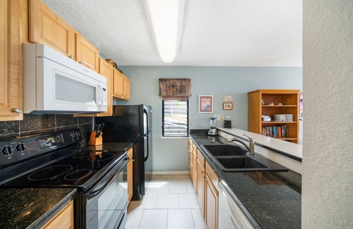 Historic Kailua Village Condo | 1 Bdrm Ocean & Pool view with Large Lanai & AC in the heart of Kailua Kona