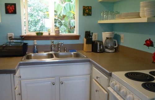 Kehena House | 1BR House near Kehena Black Sand Beach small banana farm, quiet, remote area A/C