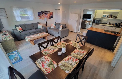 Lanikai House | 2 Bedroom - Steps away from Kailua Beach Park!