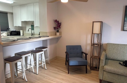 McCully - Moiliili Apartment | 2-bedroom Waikīkī apartment sleeps 7 with FREE Parking in Waikiki
