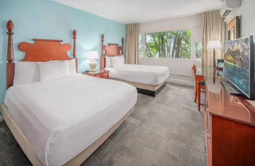 Kahului Hotel | 2 Units with Outdoor Pool Access | Convenient Maui Stay | Kanaha Beach - 2.9 mi