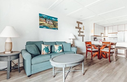 Nawiliwili Apartment | 2BR Condo w/Kitchen & Pool | Near Nawiliwili Park