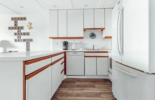 Nawiliwili Apartment | 2BR Condo w/Kitchen & Pool | Near Nawiliwili Park