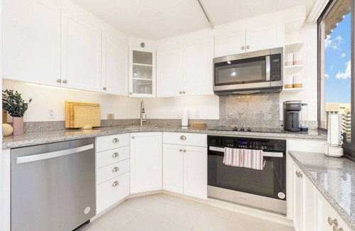 Waikiki Apartment | 2BR Ocean View Condo at The Windsor Waikiki Near the Beach