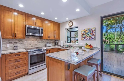 Napili House | 3BD WALK TO THE BEACH | Luxury Remodel | HUGE DECK