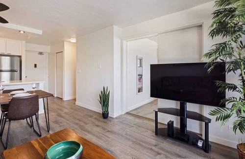 McCully - Moiliili Apartment | 401 FREE Parking/10 min beach/2b-Waikiki/Ala Moana