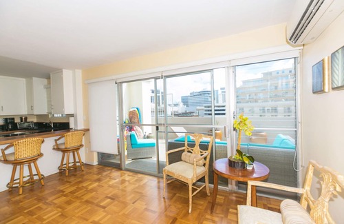 Waikiki Condo | 5 minutes from Waikiki Beach, Ocean Views, Free Parking, Wifi & Cable TV