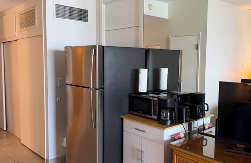Historic Lahaina Front Street Condo | 6th Floor, Oceanfront Oasis,king bed, partial kitchen Sleeps 3, Best views.!