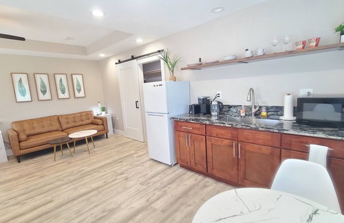 Keaau House | Air Conditioned! Cozy & Modern Style Studio King Bed Free Laundry
