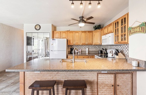 Kailua-Kona Condo | 🌴Alii Villas 301 Lovely garden unit with partial ocean view from the lanai. 🌴