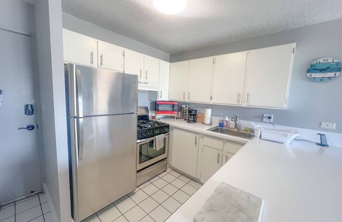Waikiki Condo | Aloha Living at Waikiki Lanais | Pool + Gym