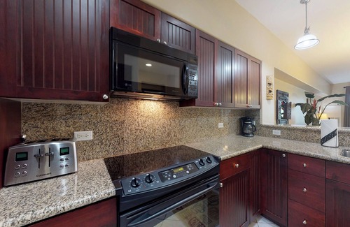Waikoloa Condo | Amazing golf course front condo with lanai, AC, pool, & hot tub